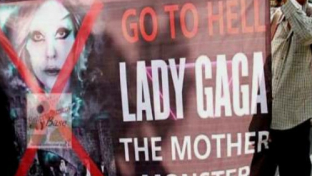 Una manifestazione contro Lady Gaga