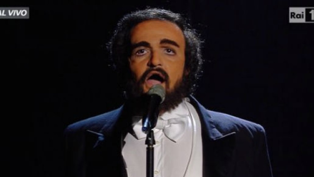 Valerio Scanu mentre imita Pavarotti
