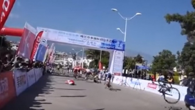 Una caduta spettacolare e incredibile