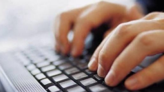 Al lavoro con il pc in ufficio