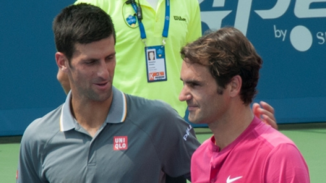 Djokovic e Federer durante una premiazione