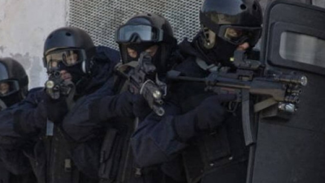 Polizia e Carabinieri con armi e giubbotti scaduti