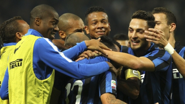 l'inter che esulta dopo un gol