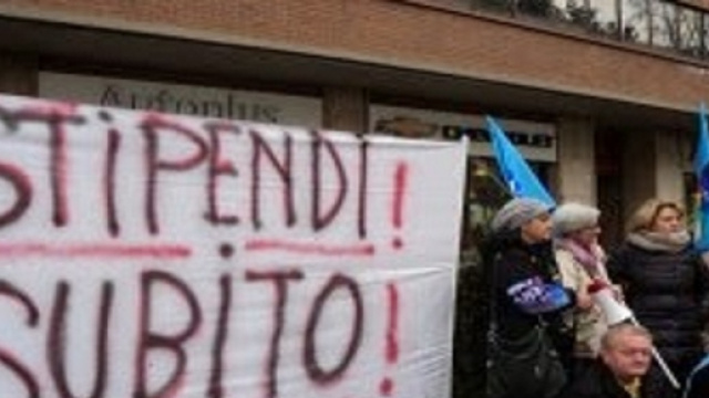 La protesta di alcuni precari per gli stipendi