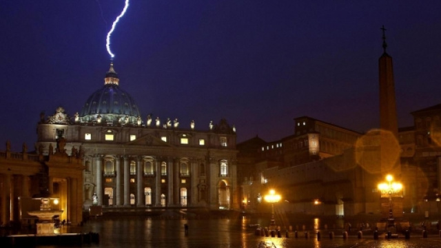 Fotografia del fulmine su San Pietro