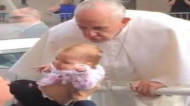 Papa Francesco quando ha baciato Gianna