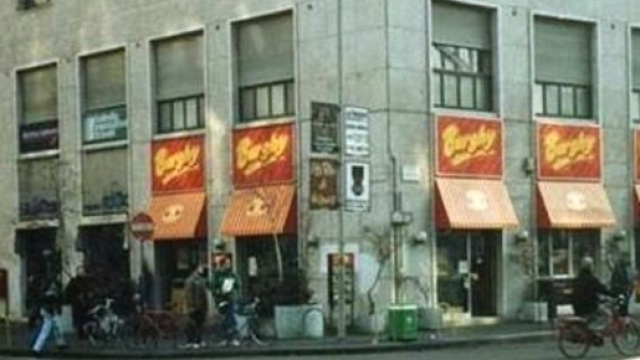 Raduno dei paninari a Milano, piazza San Babila