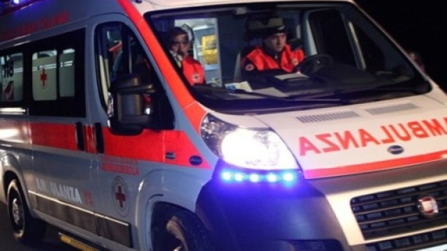 Le vittime vengono trasportate in ambulanza
