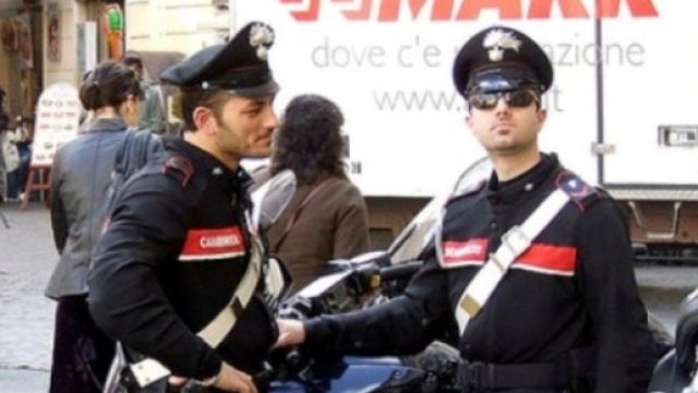 Carabinieri impegnati in posto di blocco