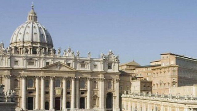 Fotografia del Vaticano con numerosi visitatori