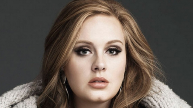 La cantautrice britannica Adele nel 2015