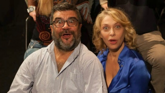 Il cast de "I suoceri albanesi" a teatro nel 2015.