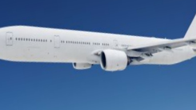 Un aereo si alza in volo dopo il decollo