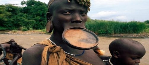 Fotograf&iacute;a de una Mujer Plato con su Hijo