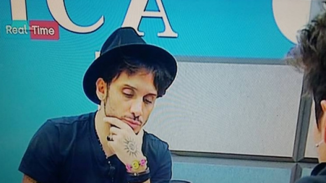 Fabrizio Moro durante una lezione ad Amici