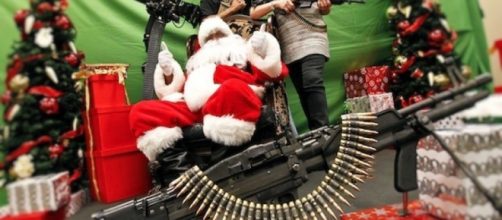 Papai noel armado rouba helic&oacute;ptero