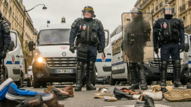 La polizia schierata in Place de la R&eacute;publique.