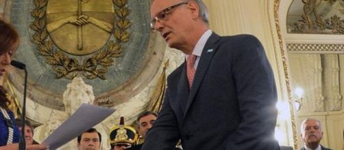 El ministro de Salud Daniel Goll&aacute;n, jurando.