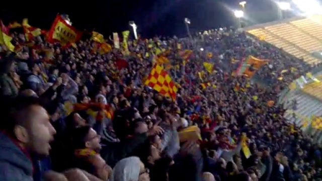 I tifosi giallorossi esultanti nella gara scorsa.