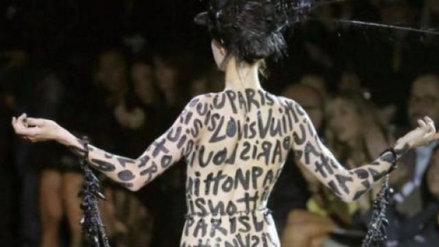 Modella durante la Settimana della Moda a Parigi