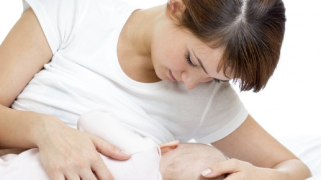 Una mamma sta allattando il suo bambino