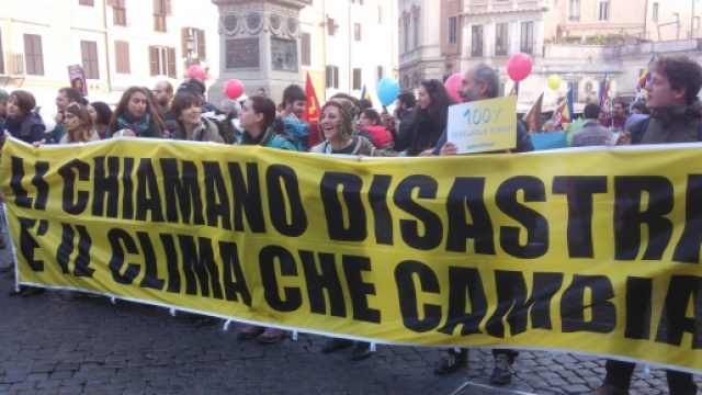 Alcuni attivisti di Greenpeace durante la marcia