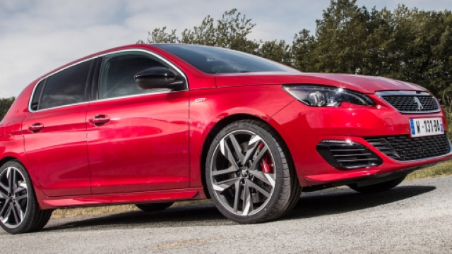 Nuova Peugeot 308 GTi rossa fiammante