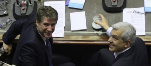 Boudou y Juli&aacute;n Dominguez miran a la c&aacute;mara y r&iacute;en