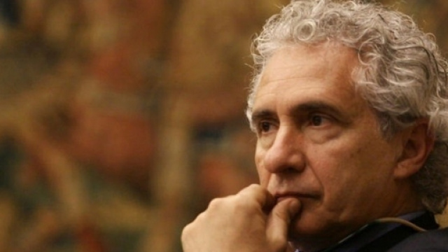 Mineo contro Renzi: 'Succube di una donna'