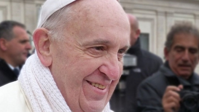 Papa Francesco sorridente a San Pietro