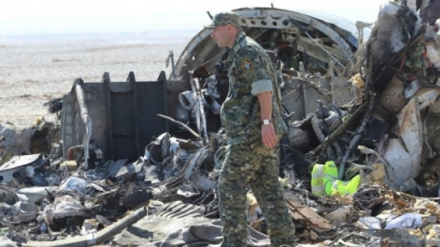 I resti dell'aereo russo precipitato sul Sinai