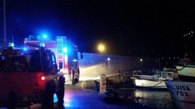 I vigili del fuoco in azione al porto