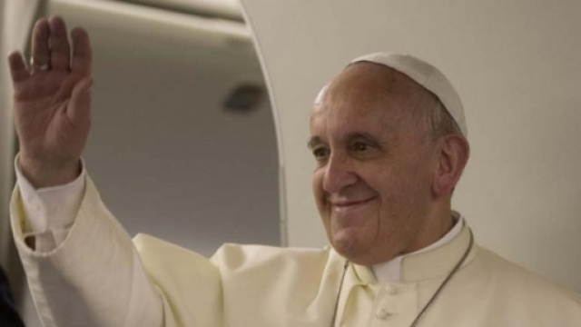 Papa Francesco in aereo durante un viaggio