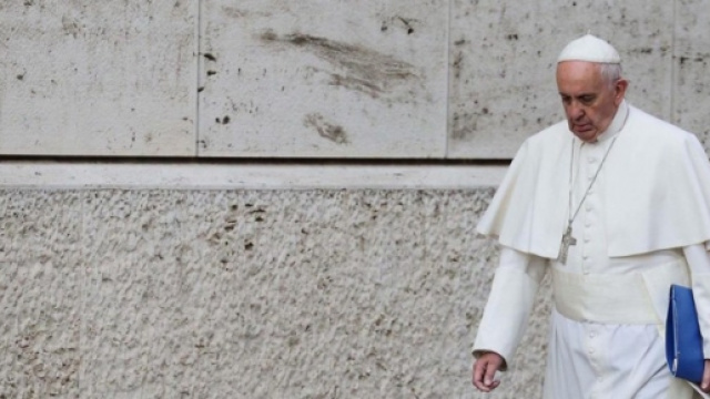 Papa Francesco solo contro la Curia