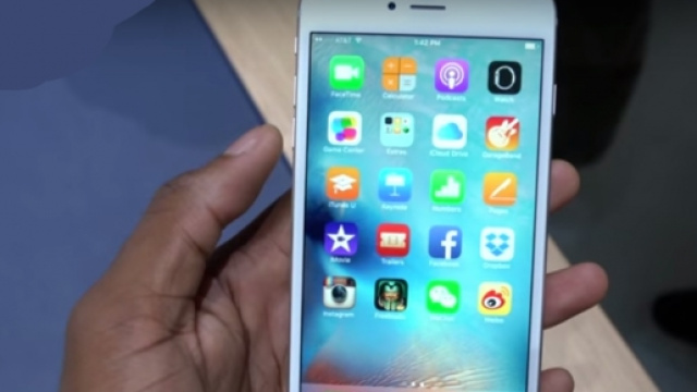 Polemiche sull'utilizzo del cellulare a scuola.