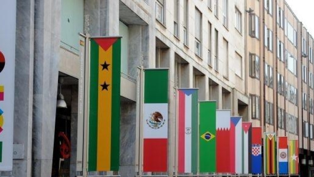 Una striscia di bandiere dell'Expo