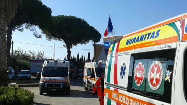 Le ambulanze parcheggiate dinanzi la scuola