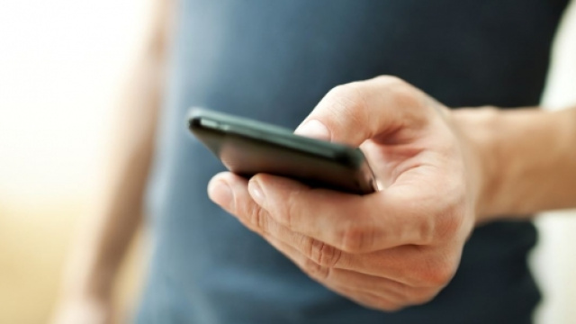 Uno studente mentre consulta il suo smartphone