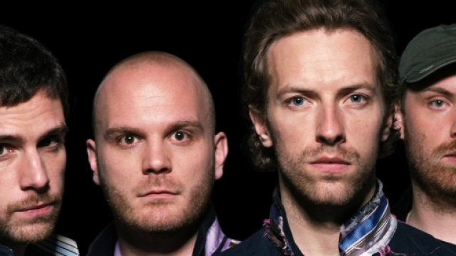 Chris Martin contornato dai Coldplay