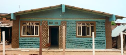 Casas hechas con botellas de pl&aacute;stico