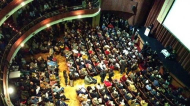 Il teatro Quirino gremito dai sostenitori