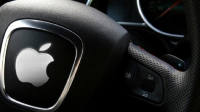 Un'automobile elettrica con il logo Apple