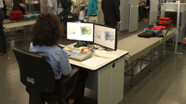 Un tipico varco di sicurezza aeroportuale