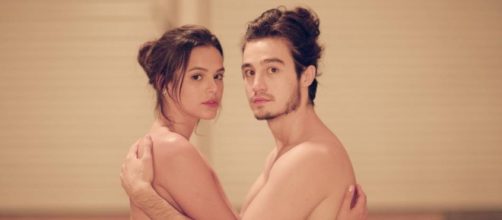 Bruna Maquezine aparece sem roupa em clipe.