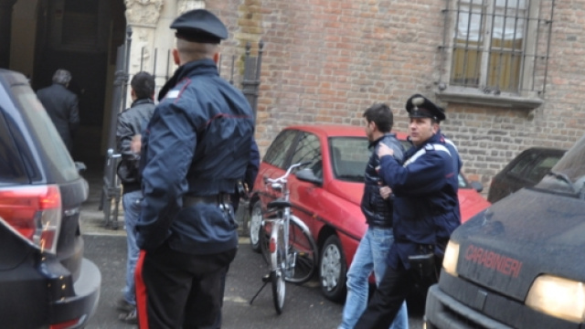 I carabinieri durante l'arresto dei malviventi