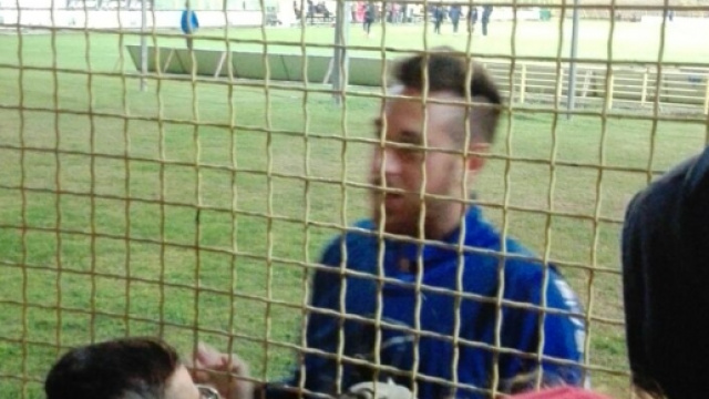 I tifosi salentini parlano col giocatore.