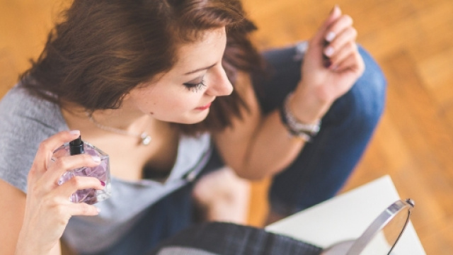 Il profumo, amico delle donne, nemico della salute