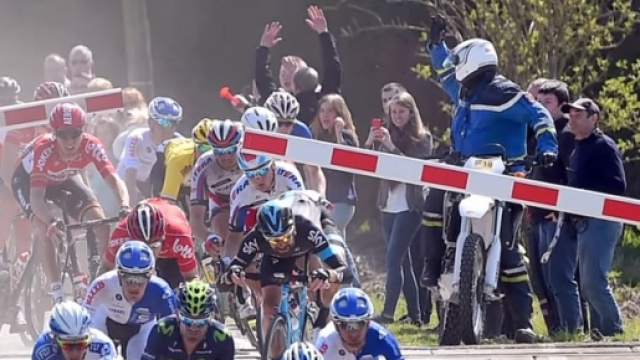 Un passaggio a livello ferma la Parigi Roubaix