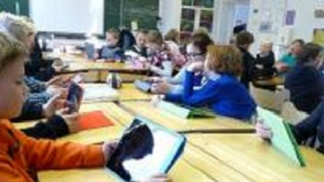 Bambini finlandesi in una scuola