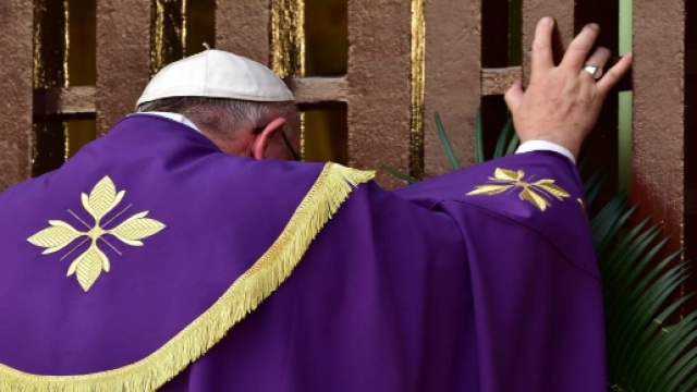 Bergoglio apre la porta santa del Giubileo.